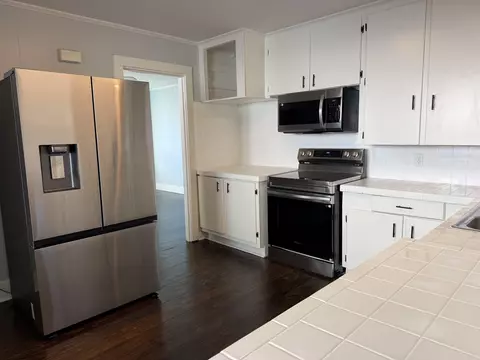 Kitchen - 923 W Hazel St, Benton, AR 72015 photo 1 of 8