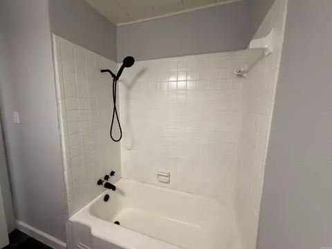Bath - 923 W Hazel St, Benton, AR 72015 photo 5 of 6
