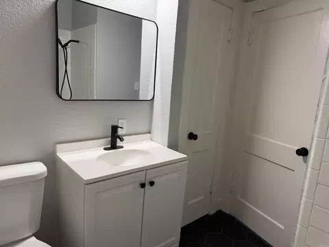 Bath - 923 W Hazel St, Benton, AR 72015 photo 3 of 6