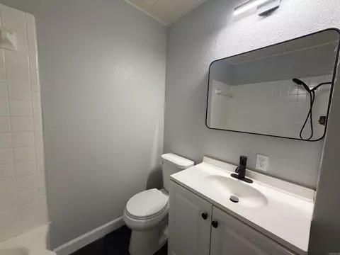 Bath - 923 W Hazel St, Benton, AR 72015 photo 4 of 6