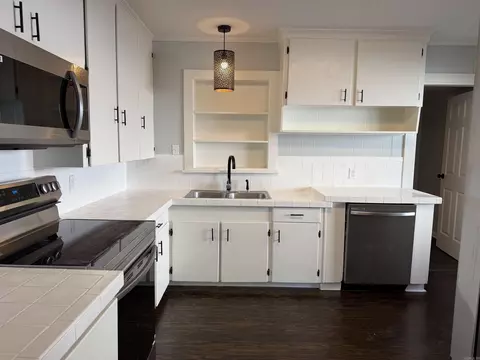 Kitchen - 923 W Hazel St, Benton, AR 72015 photo 2 of 8