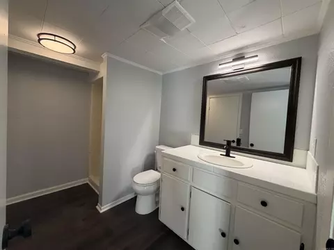 Bath - 923 W Hazel St, Benton, AR 72015 photo 6 of 6