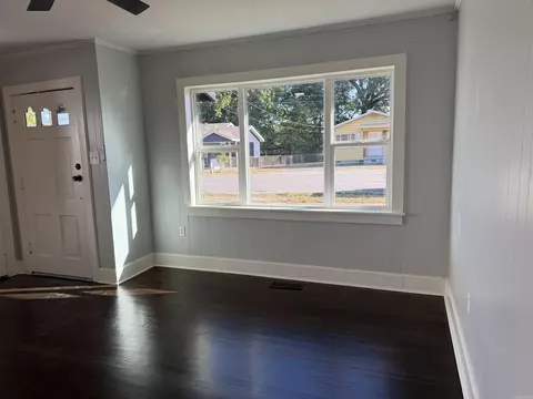 Living - 923 W Hazel St, Benton, AR 72015 photo 3 of 10
