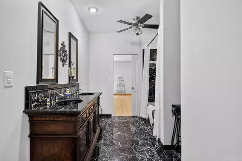 Bath - 3443 Riverview Dr, Malvern, AR 72104 photo 4 of 5