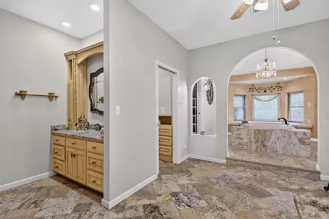Bath - 3443 Riverview Dr, Malvern, AR 72104 photo 1 of 5