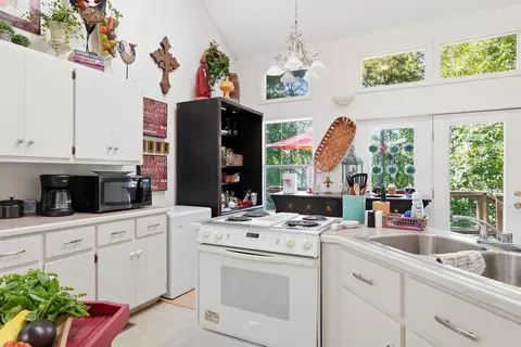 Kitchen - 130 Valhalla, Edgemont, AR 72044 photo 4 of 6