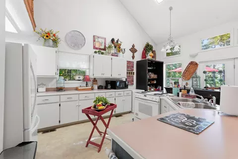 Kitchen - 130 Valhalla, Edgemont, AR 72044 photo 3 of 6
