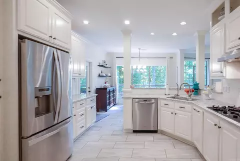 Kitchen - 20 Chatel Dr, Little Rock, AR 72223 photo 3 of 4