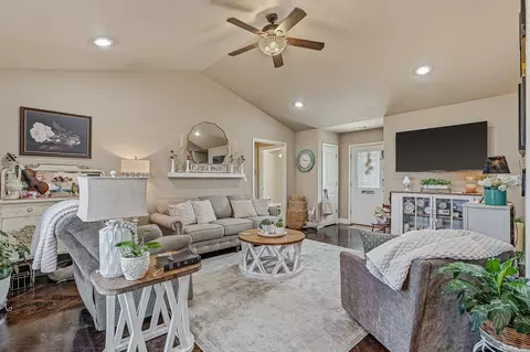 Living - 49 Ashcraft, Paragould, AR 72450 photo 2 of 3