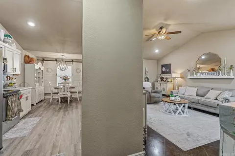 Entry Way - 49 Ashcraft, Paragould, AR 72450 photo 2 of 4