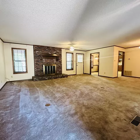 Living - 2011 Shady Ln, Malvern, AR 72104 photo 3 of 6