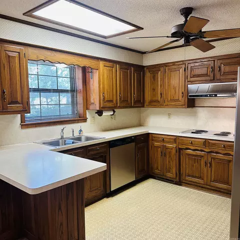 Kitchen - 2011 Shady Ln, Malvern, AR 72104 photo 1 of 5