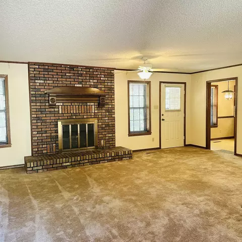 Living - 2011 Shady Ln, Malvern, AR 72104 photo 2 of 6