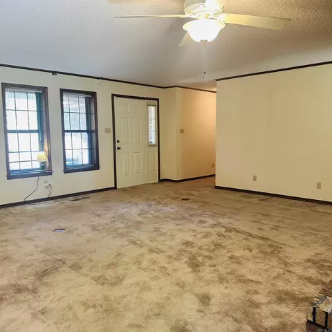 Living - 2011 Shady Ln, Malvern, AR 72104 photo 4 of 6