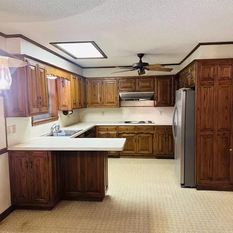 Kitchen - 2011 Shady Ln, Malvern, AR 72104 photo 2 of 5