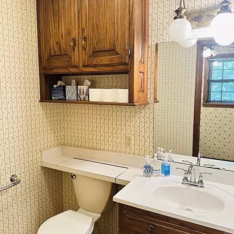 Bath - 2011 Shady Ln, Malvern, AR 72104 photo 7 of 8