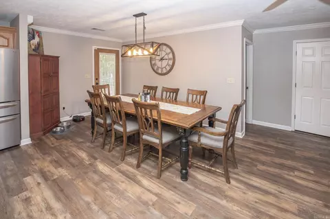 Dining - 2301 Bennett, Benton, AR 72015 photo 1 of 2