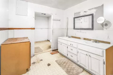 Bath - 3173 S Hwy 27, Mount Ida, AR 71957 photo 1 of 3