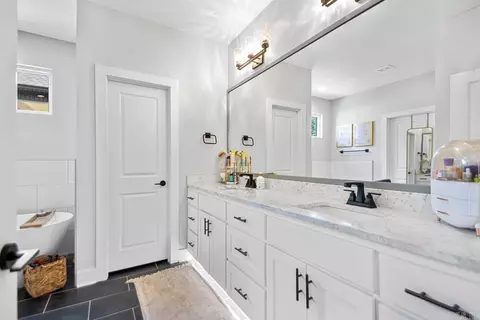 Bath - 2565 Kara Ln, Bryant, AR 72019 photo 2 of 4