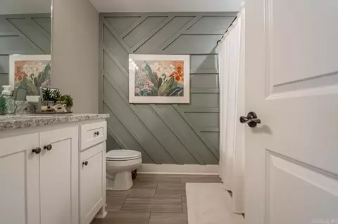 Bath - 6533 Castle Rdg, Benton, AR 72019 photo 2 of 3