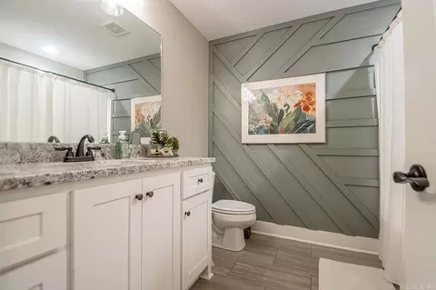 Bath - 6533 Castle Rdg, Benton, AR 72019 photo 1 of 3