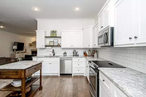 Kitchen - 6533 Castle Rdg, Benton, AR 72019 photo 2 of 2