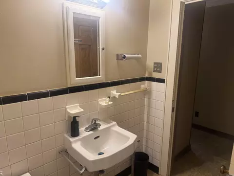 Bath - 1616 Cherry St, Pine Bluff, AR 71601 photo 2 of 5