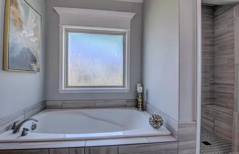 Bath - 9024 Greenstone Dr, Alexander, AR 72002 photo 4 of 5
