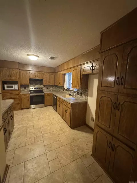 Kitchen - 11703 Dalin Rd, Cabot, AR 72023 photo 3 of 7