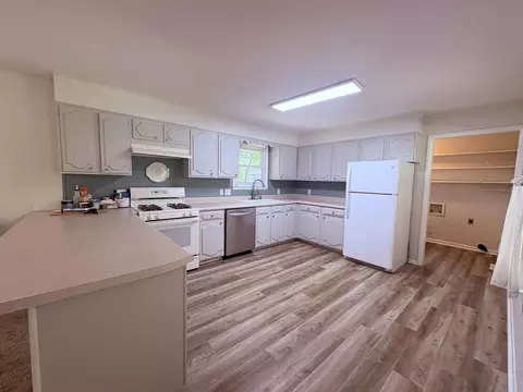 Kitchen - 352 Hwy 62412, Ash Flat, AR 72513 photo 1 of 5