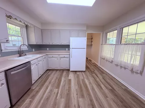 Kitchen - 352 Hwy 62412, Ash Flat, AR 72513 photo 3 of 5