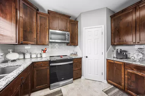 Kitchen - 114 Bobwhite Cv, Beebe, AR 72012 photo 3 of 4