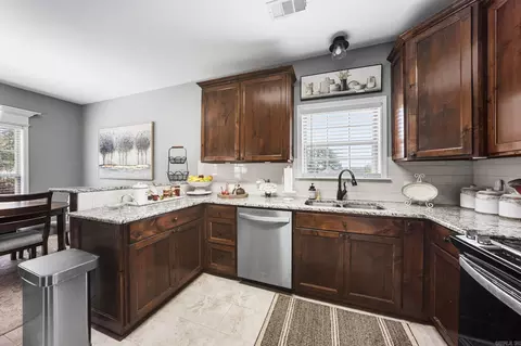 Kitchen - 114 Bobwhite Cv, Beebe, AR 72012 photo 2 of 4