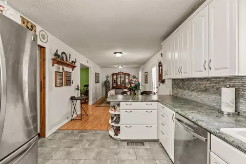 Kitchen - 564 Green Tree Rd, Clinton, AR 72031 photo 4 of 5