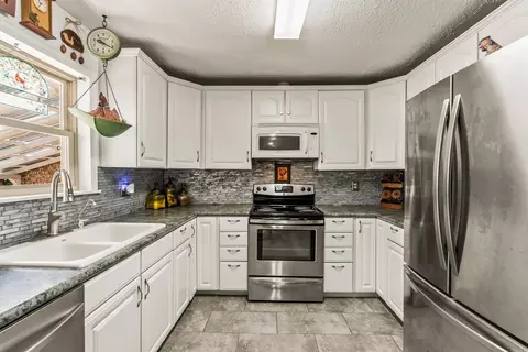 Kitchen - 564 Green Tree Rd, Clinton, AR 72031 photo 5 of 5