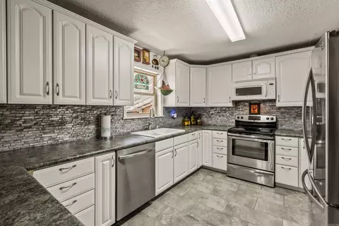 Kitchen - 564 Green Tree Rd, Clinton, AR 72031 photo 3 of 5
