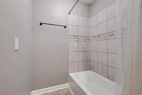 Bath - 6521 Grayson Dr, Benton, AR 72019 photo 2 of 2