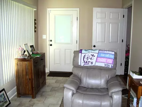 Entry Way - 104 Shalie Cove Cor, Ashdown, AR 71822 photo 1 of 2