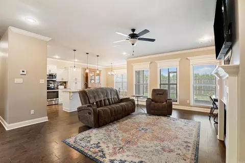 Living - 6263 Alan Dr, Jonesboro, AR 72404 photo 2 of 2