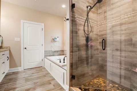 Bath - 6263 Alan Dr, Jonesboro, AR 72404 photo 3 of 4