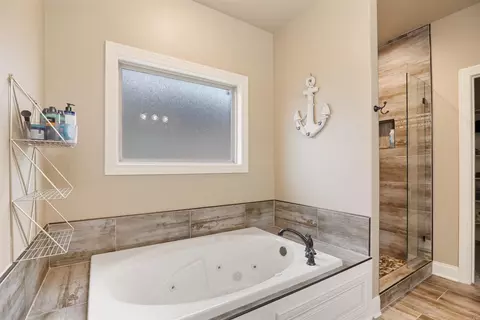 Bath - 6263 Alan Dr, Jonesboro, AR 72404 photo 2 of 4