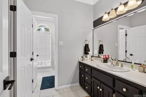 Bath - 1185 Cambridge Cir, Benton, AR 72019 photo 2 of 4