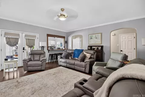 Living - 1185 Cambridge Cir, Benton, AR 72019 photo 2 of 2