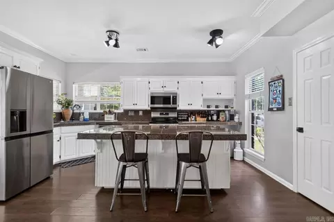 Kitchen - 1185 Cambridge Cir, Benton, AR 72019 photo 2 of 2