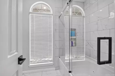 Bath - 1185 Cambridge Cir, Benton, AR 72019 photo 3 of 4
