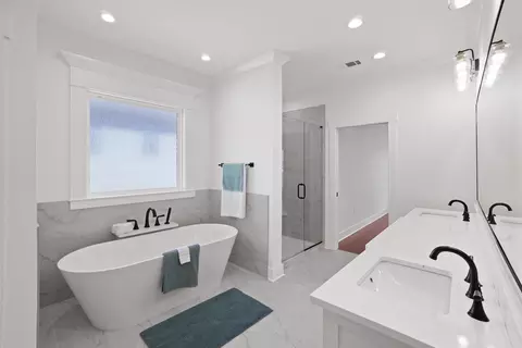 Bath - 1650 Dolphin Dr, Conway, AR 72034 photo 1 of 6