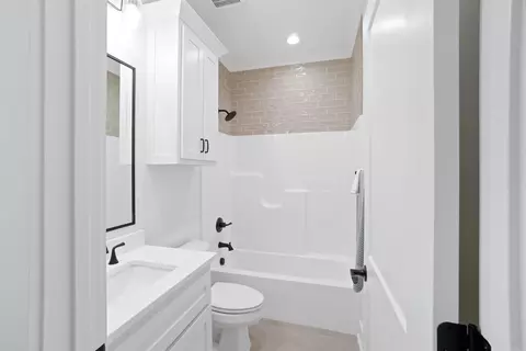 Bath - 1650 Dolphin Dr, Conway, AR 72034 photo 4 of 6