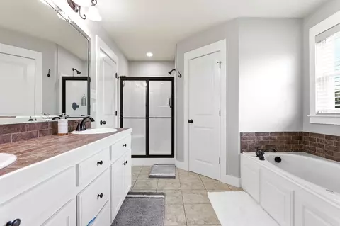 Bath - 8 Regents Park, Bryant, AR 72022 photo 3 of 5