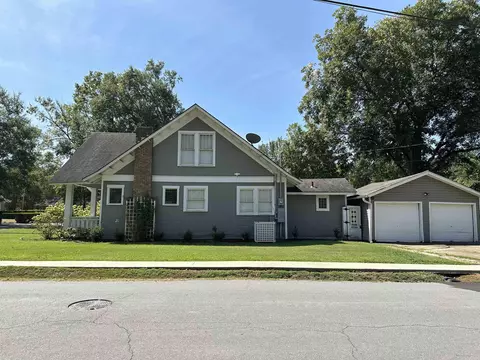 Exterior - 906 School St, Malvern, AR 72104 photo 5 of 17