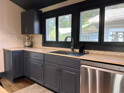 Kitchen - 906 School St, Malvern, AR 72104 photo 4 of 5